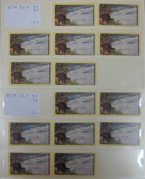 0265 (70).jpg -     Lote:    265      Colecção Especializada - Etiquetas      Lotes Especiais       Descrição:      1981/2010 &mdash; Etiquetas.   Coleção composta por 12 álbuns com etiquetas desde percursoras e Framas até 2010, com provas, erros, FDC's, etiquetas novas e usadas, sobrescritos circulados, variedades de impressão e papéis. Importante estudo. Lote a ver.        Lote ETQ       Valor Base:     &euro; 3000,00     Valor Venda:     &euro;      